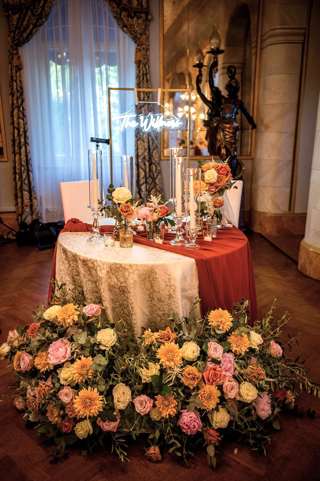 Round wedding table with orange flowers