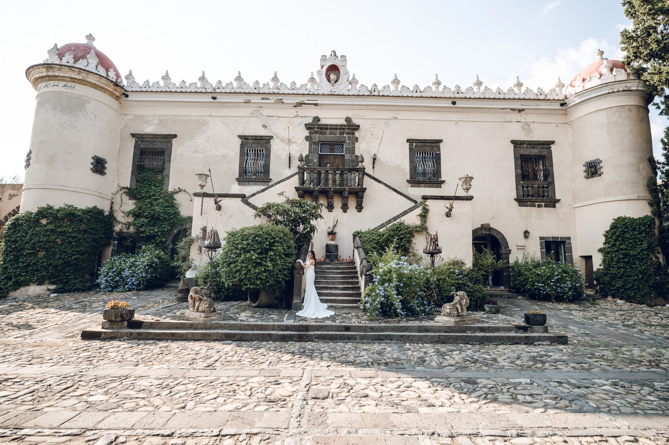 Villa façade viewed from its forecourt